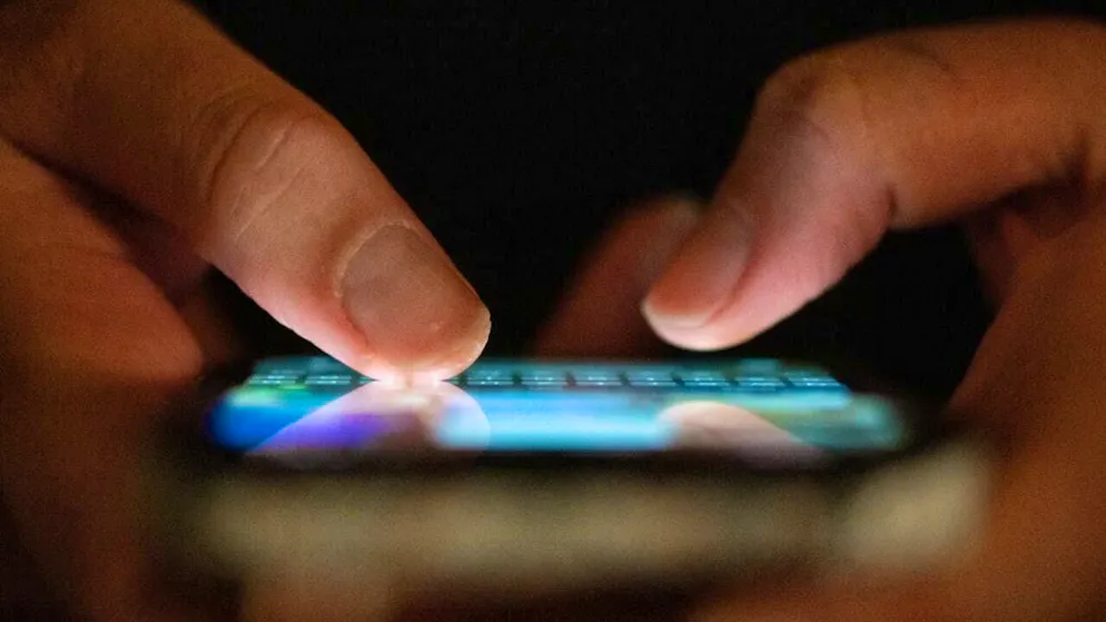 ILLUSTRATION - A woman types on a smartphone. (to dpa: "Child pornography: EU Parliament votes against 'chat control'") Photo: Sebastian Kahnert/dpa
