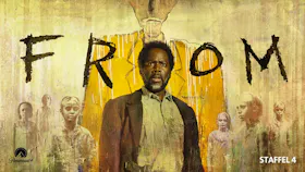 Ein Mann mit Laterne steht im dunklen Wald. Unheimliche Atmosphäre für die vierte Staffel der Mystery-Serie FROM.