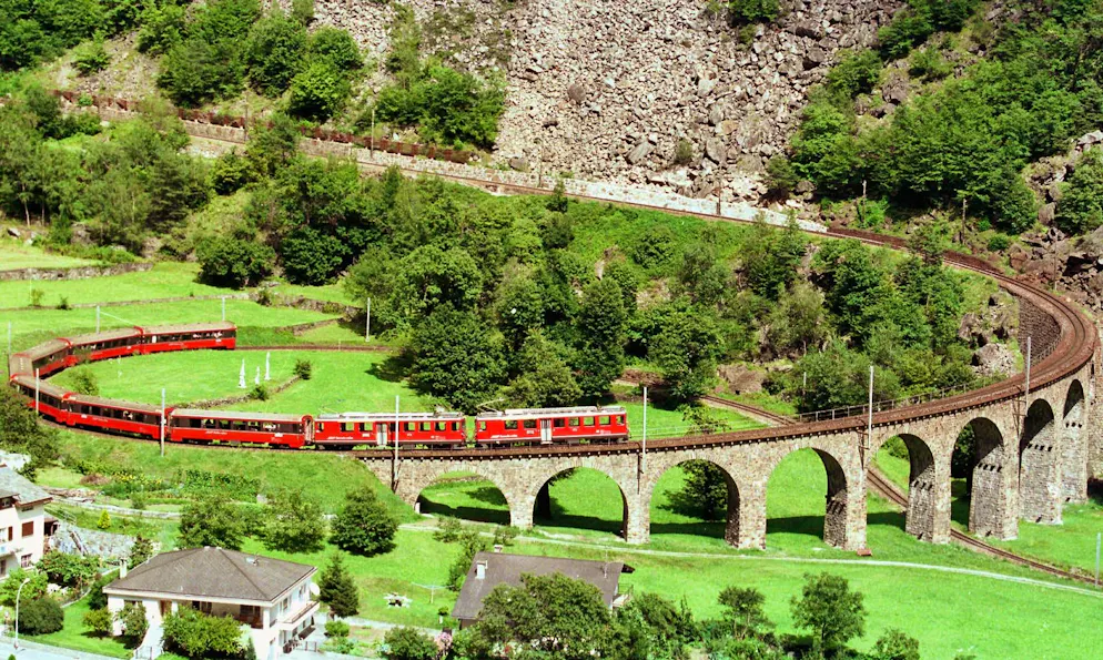 Il viadotto di Brusio, una dei punti più fotografati e iconici della ferrovia grigionese, patrimonio dell'Unesco.