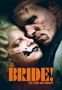 Ein Mann mit sichtbaren Narben und Klammern im Gesicht beugt sich über eine Frau mit blonden Wellenhaaren. Die Frau hat schwarze Farbspritzer quer über Mund und Wange. Der deutsche Untertitel lautet: 