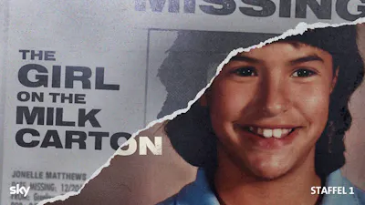 Ein in der Mitte wie Papier zerrissenes Bild. Die rechte Seite zeigt das lächelnde Porträt eines jungen Mädchens mit dunklen, lockigen Haaren. Die linke Seite zeigt Textfragmente wie einen Vermisstenfall (