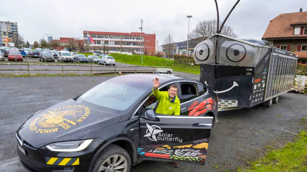 La caravane Solar Butterfly alimentée à l'énergie solaire et son promoteur Louis Palmer ont été accueillis jeudi à la Haute école de Lucerne après un tour du monde de quatre ans.