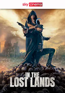 Milla Jovovich und Dave Bautista in einer Fantasy-Rüstung vor einer nebligen Berglandschaft. Fantasy-Abenteuerfilm.