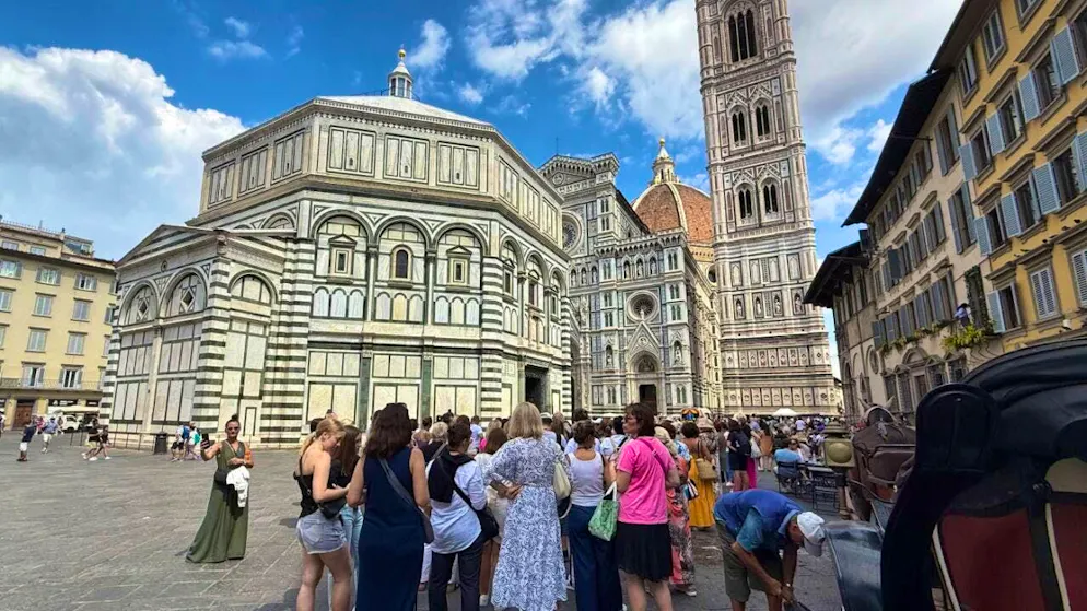 ARCHIVE - Tourists in front of the Palazzo Vecchio and the Duomo in Florence. Photo: Christoph Sator/dpa