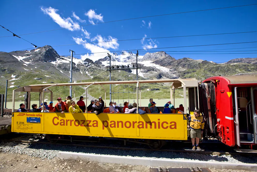 Una storica carrozza panoramica della Ferrovia Retica sulla tratta del Bernina.