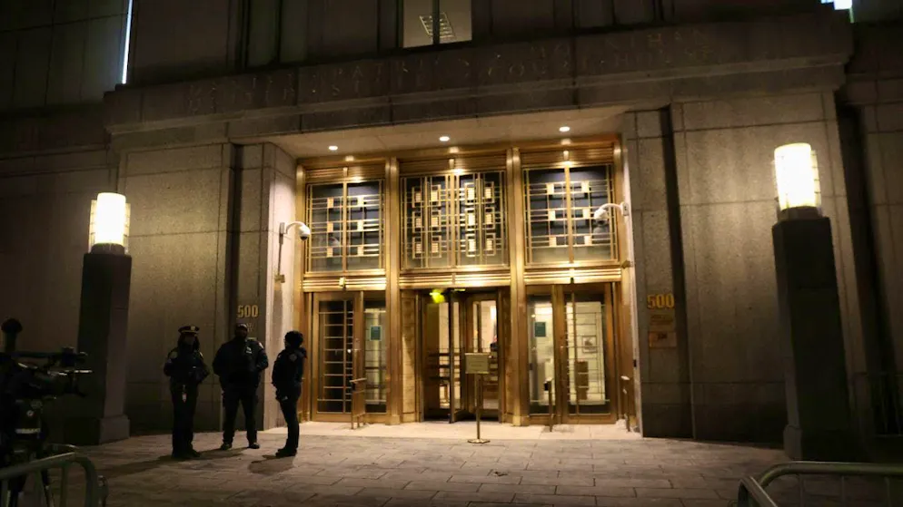 New York police officers stand outside the federal court in Manhattan where former Venezuelan President Maduro is expected for a second court appearance. Photo: Heather Khalifa/FR172147 AP/AP/dpa