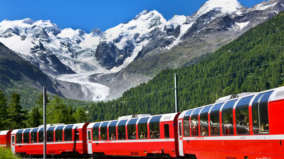 Il Bernina Express nei pressi di Morteratsch. Sullo sfondo il ghiacciaio omonimo.