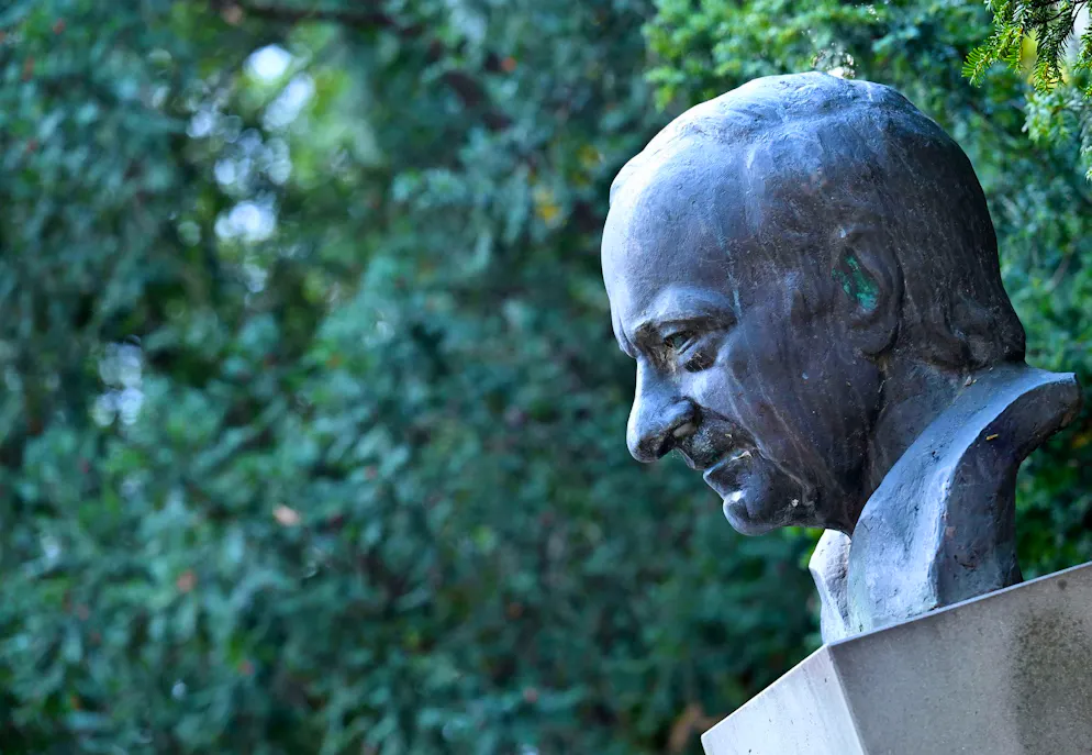 Les bustes d'Hermann Gmeiner, fondateur de SOS-Kinderdorf mort en 1986, sont déboulonnés et on promet de débaptiser un parc de la capitale qui porte toujours son nom. L'homme a été visé par des accusations d'abus sexuels entre les années 1950 et 1980. Des faits restés sous silence jusqu'à peu.