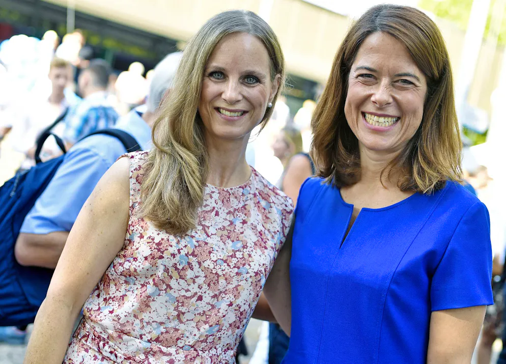 Yasmine Bourgeois (links) neben der Schwyzer FDP-Ständerätin Petra Gössi.