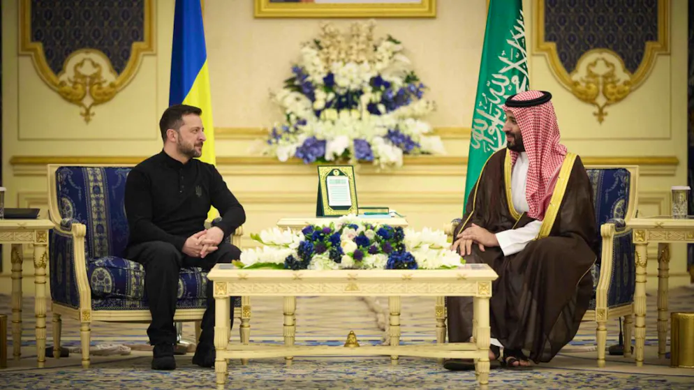 HANDOUT - Wolodymyr Selenskyj (l), Präsident der Ukraine, trifft den saudischen Kronprinzen Mohammed bin Salman im Königspalast in Dschidda, Saudi-Arabien. Foto: -/Ukrainian Presidential Press Office via AP/dpa/Archivbild - ACHTUNG: Nur zur redaktionellen Verwendung und nur mit vollständiger Nennung des vorstehenden Credits