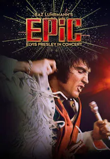 Elvis Presley im Profil während eines Auftritts. Er trägt einen weißen Anzug mit Fransen und hält ein Mikrofon. Der Titel 