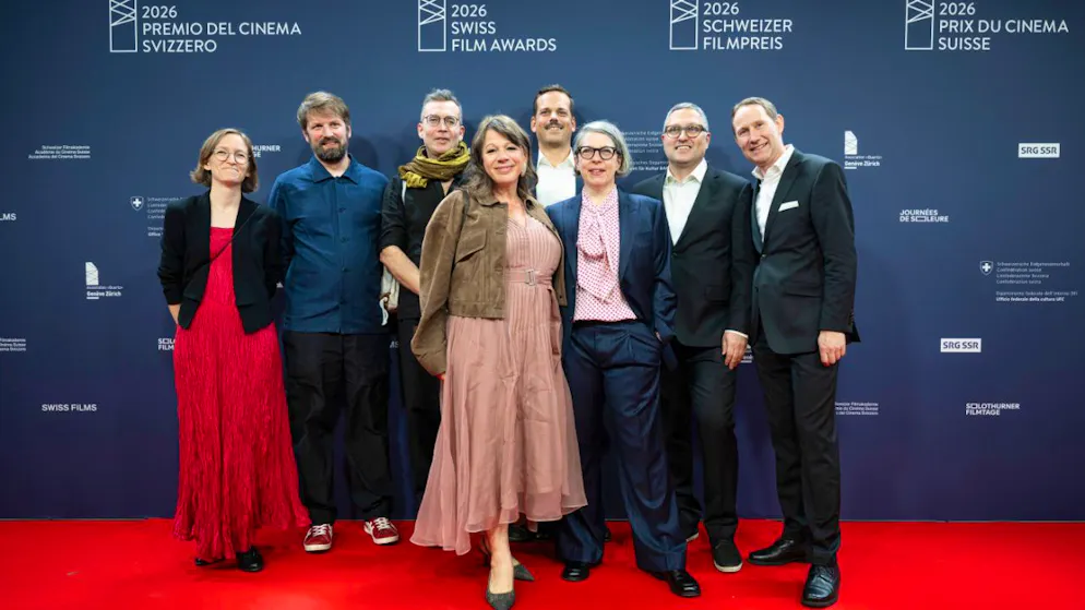Autour de Petra Volpe (au centre avec des lunettes), l'équipe du meilleur film "En première ligne", lors de la remise des prix vendredi soir.