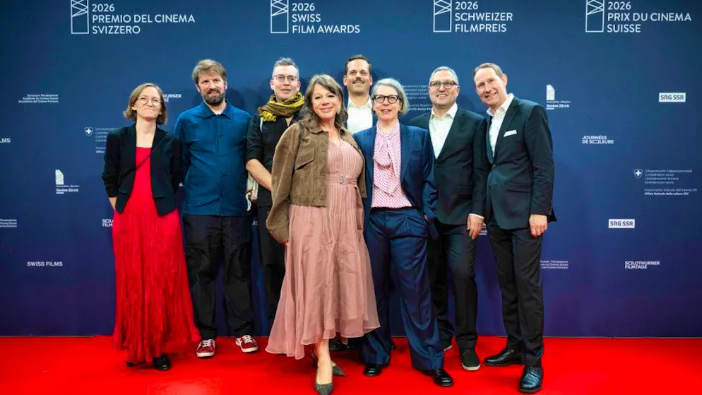 The crew of the winning film "Heldin" by Petra Volpe (center right, with glasses) at the award ceremony in Zurich's Kongresshaus on Friday evening.
