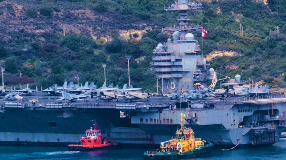 ARCHIV - Der Flugzeugträger USS Gerald R. Ford liegt im Marinestützpunkt Souda bei Chania auf der Insel Kreta vor Anker. Nach Angaben aus Militärkreisen wird das Schiff auf dem Marine- und Luftwaffenstützpunkt dort repariert. (zu dpa: «USS Gerald R. Ford steuert Split nach Brand und Protesten an») Foto: Giannis Angelakis/AP/dpa