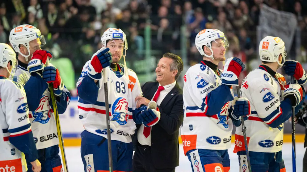 Trainer Marco Bayer freut sich mit seinen Spielern über die Halbfinal-Qualifikation
