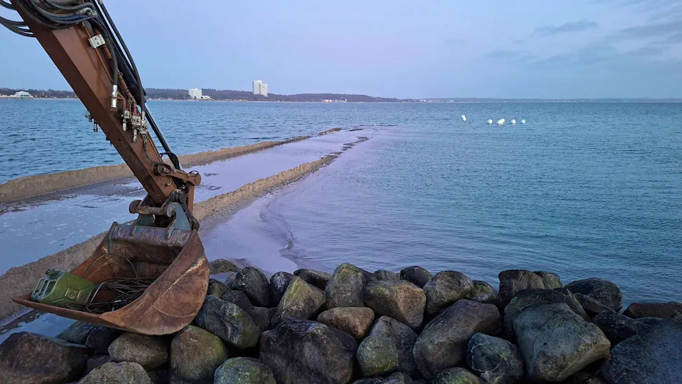 Kein Wal mehr in Sicht: Blick auf die Ostsee am Freitagmorgen in der Nähe der Stelle, wo der Buckelwal gestrandet war. Das Tier konnte sich wohl in der Nacht befreien. Links einer der Bagger, mit denen am Donnerstag eine Rinne gegraben wurde, durch die der gestrandete Wal offenbar in tiefere Gewässer gelangen konnte.