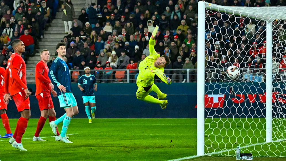 No chance for Kobel: Wirtz flicks the ball into the crossbar.