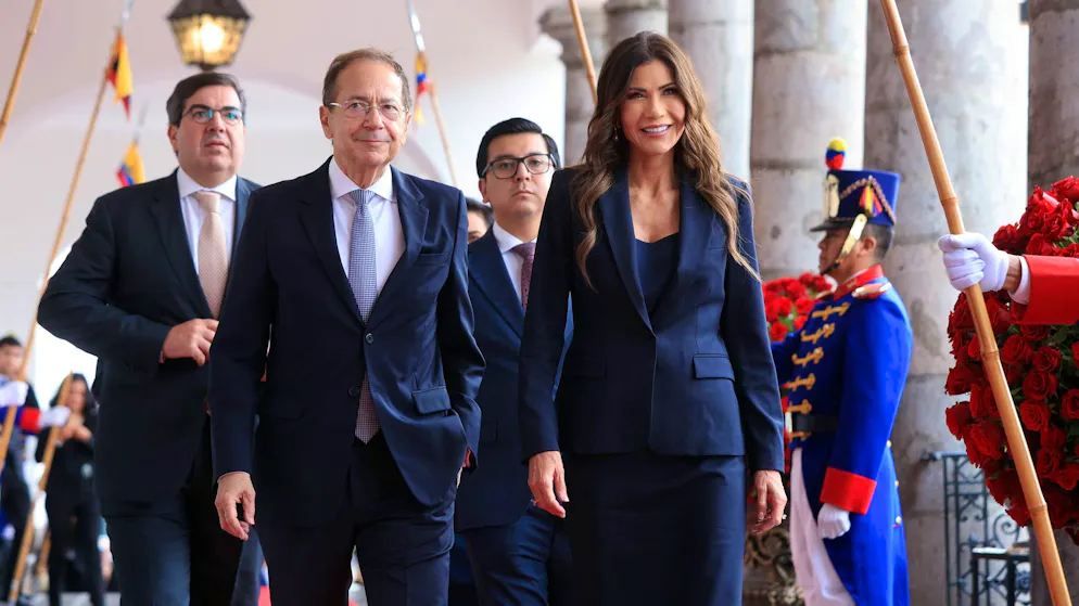 Unterwegs als US-Sondergesandte für den «Schutzschild Amerikas,» Trumps neue Sicherheitsinitiative, die sich auf die westliche Hemisphäre konzentrieren soll: Kristi Noem mit dem Präsidenten von Ecuador, Daniel Noboa, in Quito. (25. März 2026)