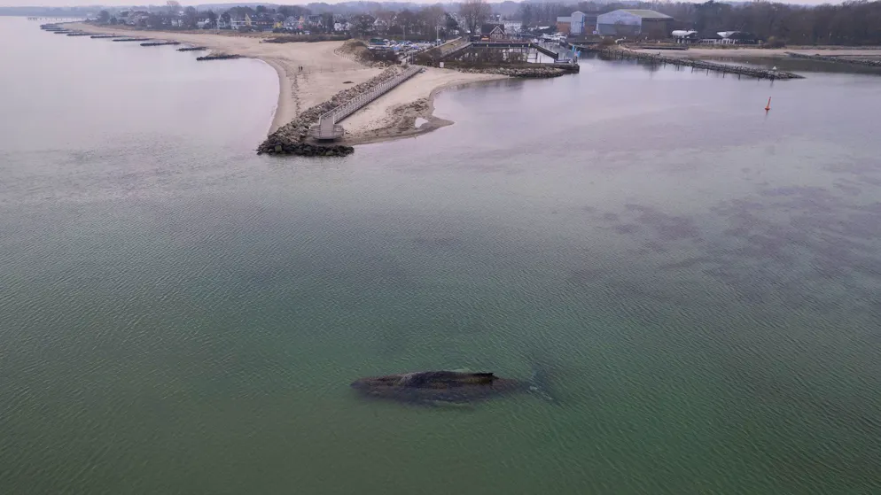 Tagelang sass ein Buckelwal vor Timmendorfer Strand im Norden Deutschlands auf einer Sandbank fest. In der Nacht zu Freitag konnte er sich offenbar befreien. 