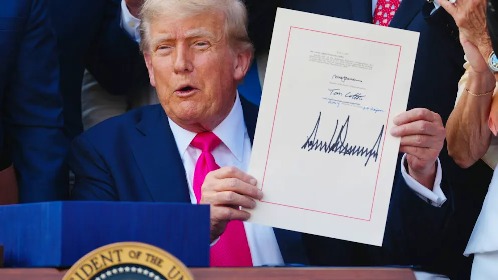 La firma di Donald Trump (nell'immagine in calce a una legge in materia fiscale e di immigrazione dello scorso anno) figurerà sulle future banconote. (Fotografia d'archivio del 4 luglio 2025)