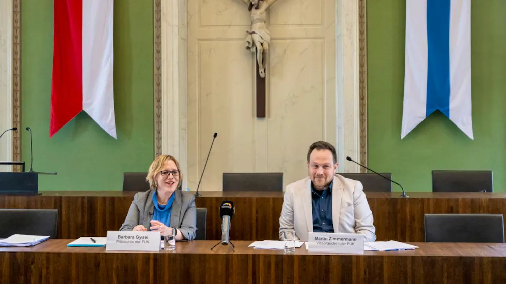 Die Präsidentin der Zuger PUK, Barbara Gysel (SP), und Vizepräsident Martin Zimmermann (GLP), informierten am Mittwoch erstmals über die Arbeit der im Sommer 2025 eingesetzten Untersuchungskommission.