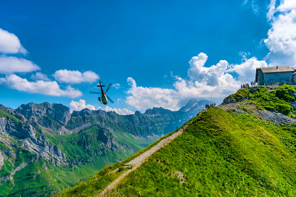 Elicottero sorvola gli escursionisti su un sentiero di montagna mozzafiato nelle Alpi dell'Appenzello Un momento drammatico cattura la missione di salvataggio dell'elicottero sugli escursionisti che si godono la vista panoramica delle Alpi sotto un cielo luminoso LicenseRF Copyright: xZoonar.com/MichaelxPedrottix 24417791