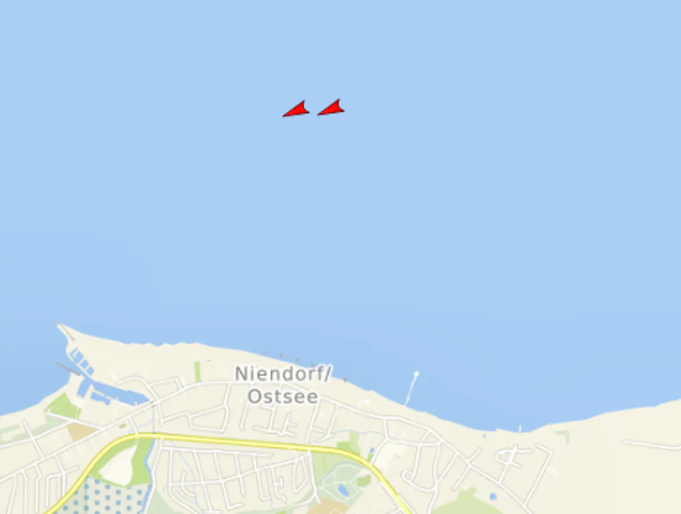 Die beiden Boote «Fehmarn» und «Hummer» begleiten den Wal. 