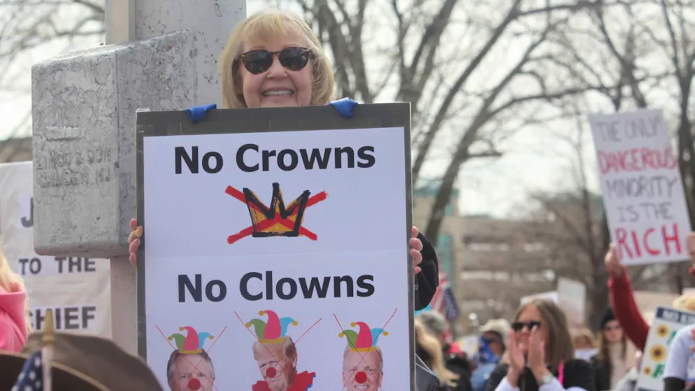 Des milliers de rassemblements anti-Trump à travers les Etats-Unis - Gallery. Une manifestante ne veut "ni couronne, ni clowns" à la tête des Etats-Unis.