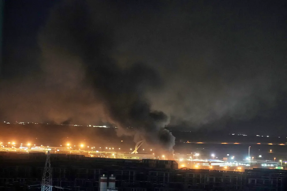 De la fumée s'élève après une explosion survenue à l'aéroport d'Erbil, en Irak, dans la soirée du mercredi 11 mars 2026. (Photo AP/Leo Correa)