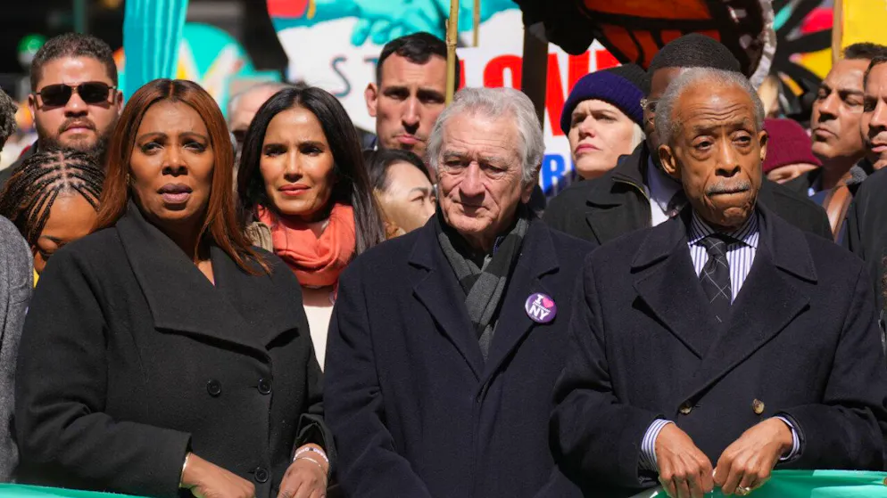 Des milliers de rassemblements anti-Trump à travers les Etats-Unis - Gallery. L'acteur Robert de Niro était entouré de la procureure générale de New York Letitia James et du révérend Al Sharpton.