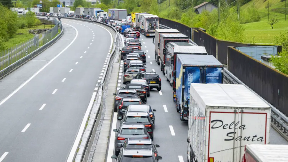 Les traditionnels bouchons de Pâques ont commencé à se former en direction du sud au Gothard. (archives)