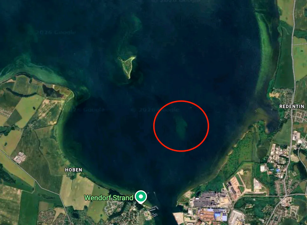 Auf dieser Sandbank in der Wismarer Bucht hat sich der Wal festgeschwommen. Links darüber ist die Insel Walfisch zu sehen.