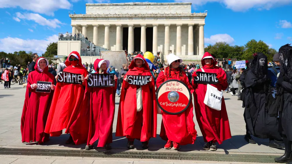 Des milliers de rassemblements anti-Trump à travers les Etats-Unis - Gallery. Des manifestantes vêtues à la manière de la série "La Servante écarlate" dénoncent la politique de Donald Trump.