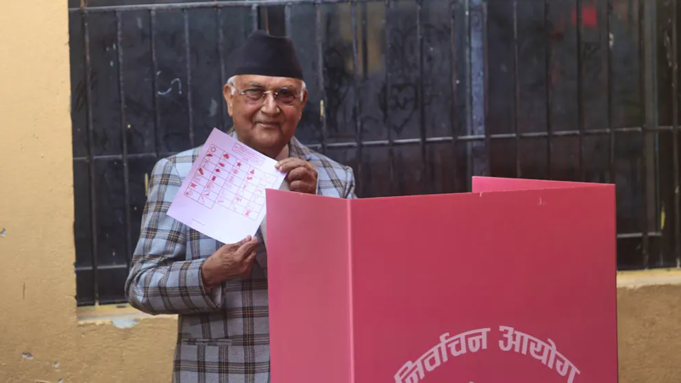 ARCHIV - Khadga Prassad Oli, Vorsitzender der Kommunistischen Partei Nepals (Vereinigte Marxisten-Leninisten), gibt in einem Wahllokal seine Stimme für die Parlamentswahlen ab. Foto: Amul Thapa/AP/dpa (Archivbild)