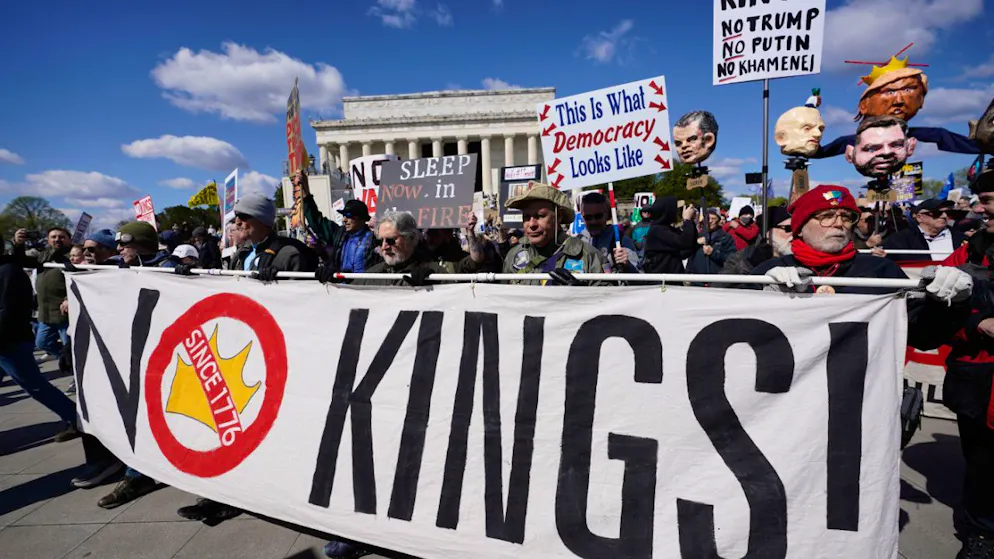 Des milliers de rassemblements anti-Trump à travers les Etats-Unis - Gallery. Des manifestants se sont rassemblés devant le mémorial de Lincoln à Washington.