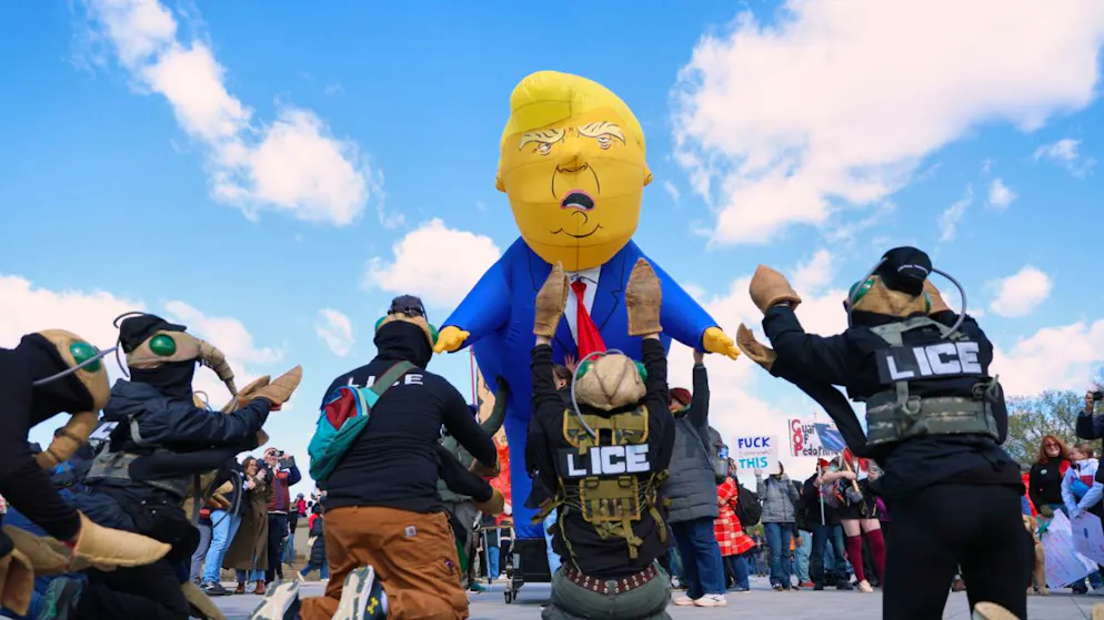 Des milliers de rassemblements anti-Trump à travers les Etats-Unis - Gallery. Des manifestants se moquent de l'attitude de la police de l'immigration (ICE) face au président des Etats-Unis.