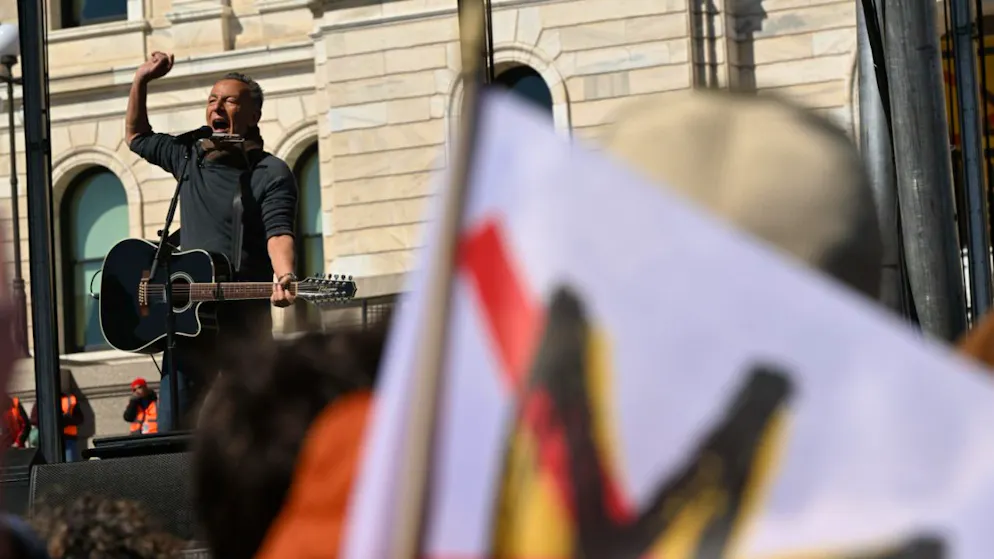 Des milliers de rassemblements anti-Trump à travers les Etats-Unis - Gallery. Bruce Springsteen s'est rendu à Minneapolis pour y interpréter la chanson qu'il écrite en hommage à Renee Good et Alex Pretti.