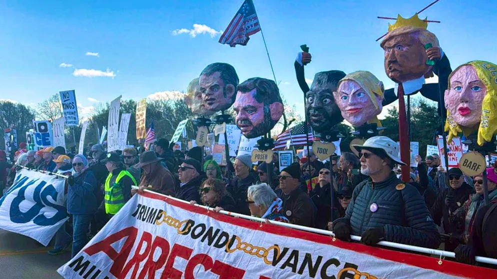 dpatopbilder - Protesters hold cardboard heads meant to represent Trump administration politicians during a "No Kings" demonstration in Washington. Photo: Anna Ringle/dpa