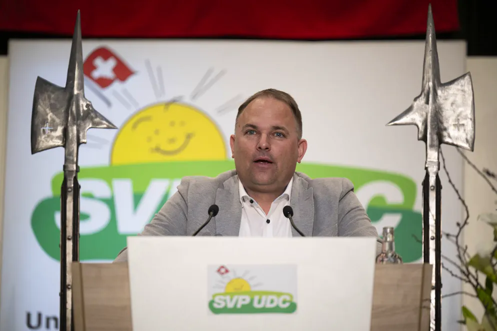 Marcel Dettling, président du parti et conseiller national, prend la parole lors de l'assemblée des délégués de l'UDC Suisse, le samedi 28 mars 2026, à Maienfeld. (KEYSTONE/Gian Ehrenzeller)