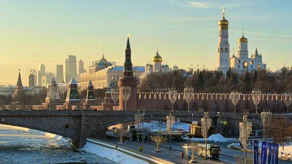 ARCHIVE - The Kremlin (r) and the skyscraper district of Moskva City (behind) shine in the afternoon sun on the ice-covered Moskva River. Photo: Ulf Mauder/dpa (archive photo)