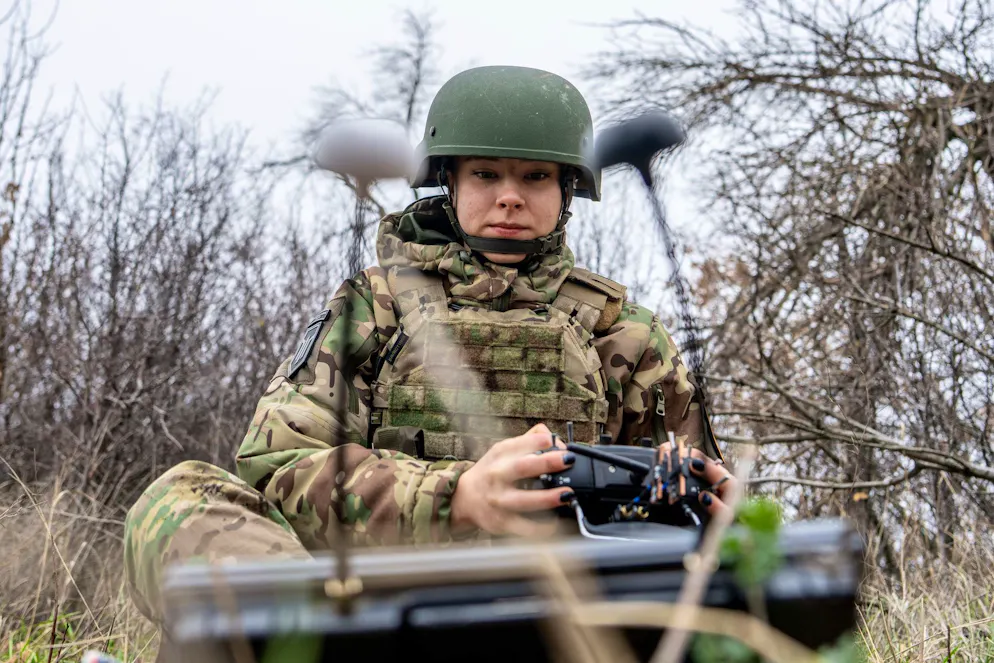 Frauen bauen in der Ukraine nicht nur Drohnen zusammen, sie fliegen sie auch.