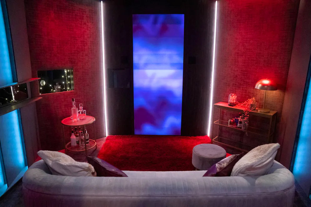«Love Is Blind» è un reality show statunitense di Netflix creato da Chris Coelen e prodotto da Kinetic Content: il format è stato riprodotto anche in altri Paesi, tra cui l'Argentina.