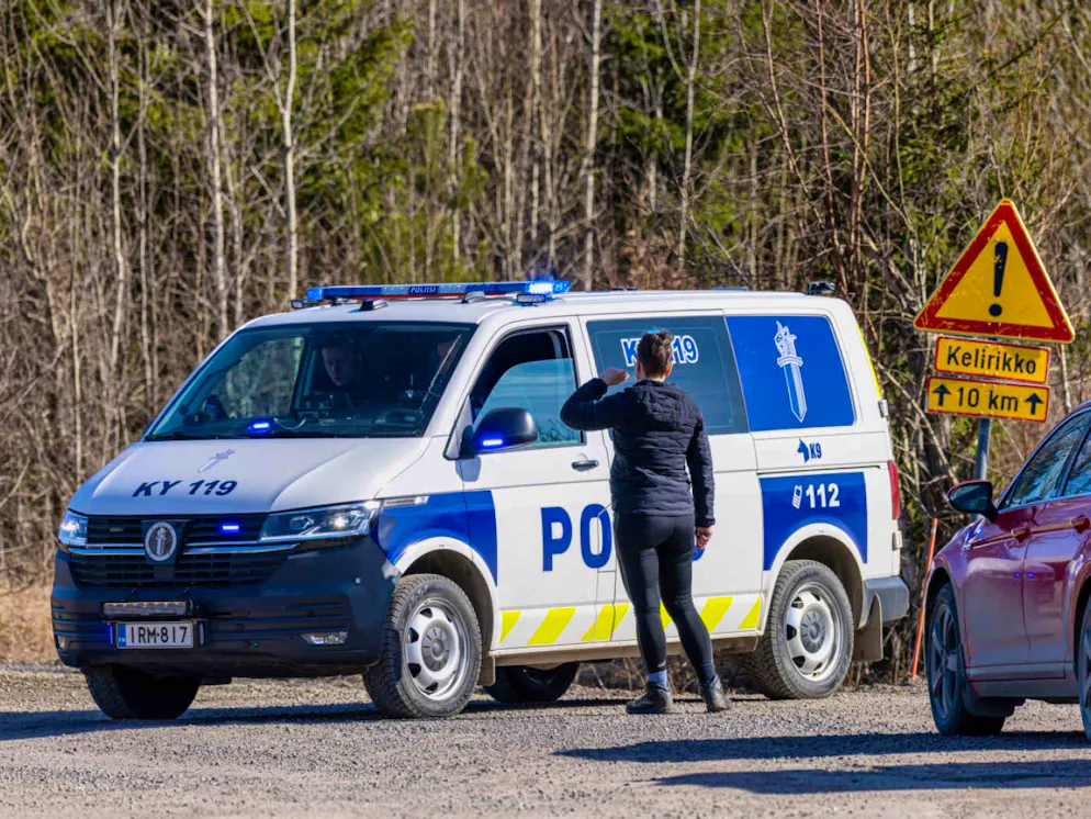 Ein Polizeiauto blockiert eine Strasse, nachdem zwei nicht identifizierte Drohnen in finnisches Hoheitsgebiet eingedrungen und gelandet waren.