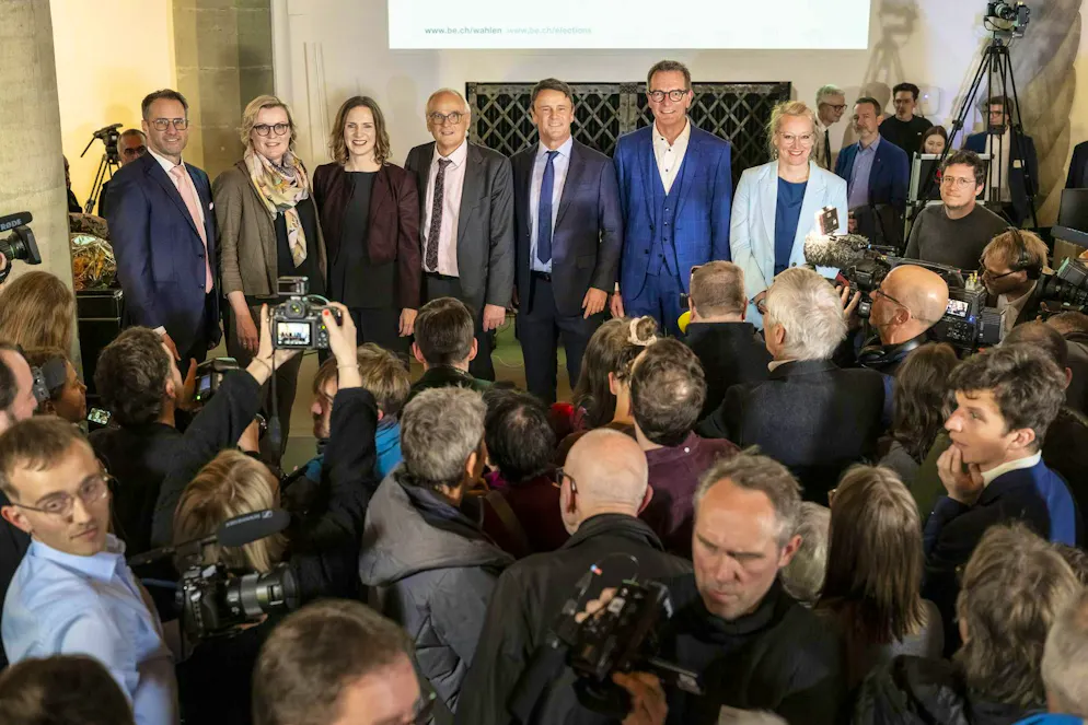 The newly formed government council of the Canton of Bern, from left: Reto Mueller (SP), Astrid Bärtschi (Die Mitte), Evi Allemann (SP), Pierre Alain Schnegg (SVP), Philippe Müller (FDP), Raphael Lanz (SVP) and Aline Trede (Greens).