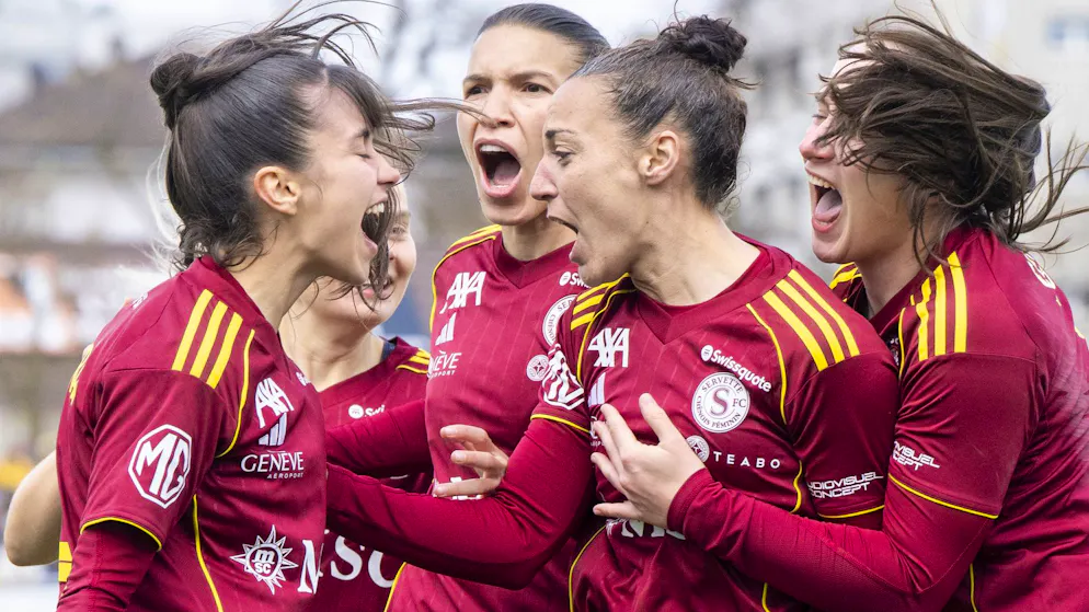Les joueuses du Servette, avec Paula Serrano au centre, célèbrent le but de la victoire.