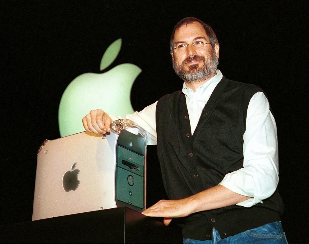 (ARCHIVES) Steve Jobs, PDG par intérim et cofondateur d'Apple Computer, présente le nouvel ordinateur Power Mac G4, désormais disponible au grand public, lors de son discours d'ouverture au salon Seybold à San Francisco, le 31 août 1999. Apple, fondée le 1er avril 1976 par Steve Jobs, Steve Wozniak et Ronald Wayne, fêtera son 50e anniversaire en 2026. (Photo de JOHN G. MABANGLO / AFP)