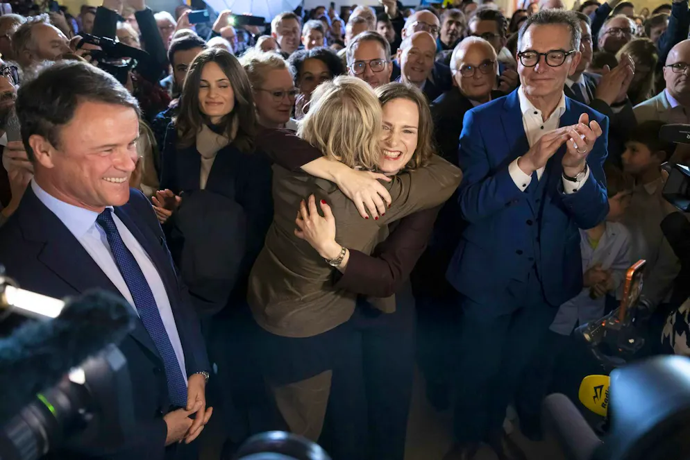 The re-elected government councillors Astrid Baertschi (Die Mitte), center-left, and Evi Allemann (SP) rejoice alongside the equally re-elected government councillors Philippe Müller (FDP) and Raphael Lanz (SVP), right.