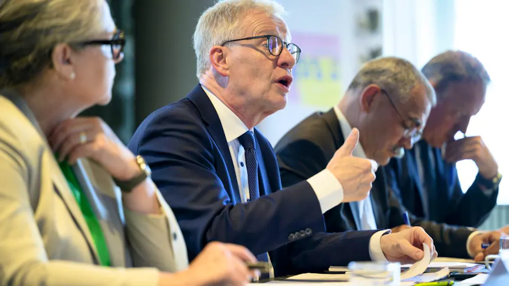 Le grand argentier Jean-Pierre Siggen, au centre, a présenté des comptes 2025 de l'Etat de Fribourg respectant l'équilibre requis par la Constitution cantonale (archives).