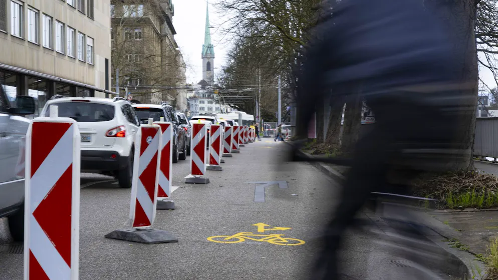 Zweirad-Posse in Zürich. Die Stadt legt Velospuren an, der Kanton baut sie gleich wieder ab