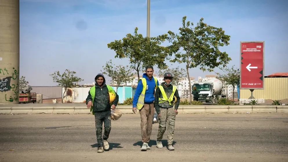New Capital City_Picture gallery 1. Lunch break in a sandstorm: workers brave the wind and heat. The new capital is being built under harsh conditions - in the middle of the desert.